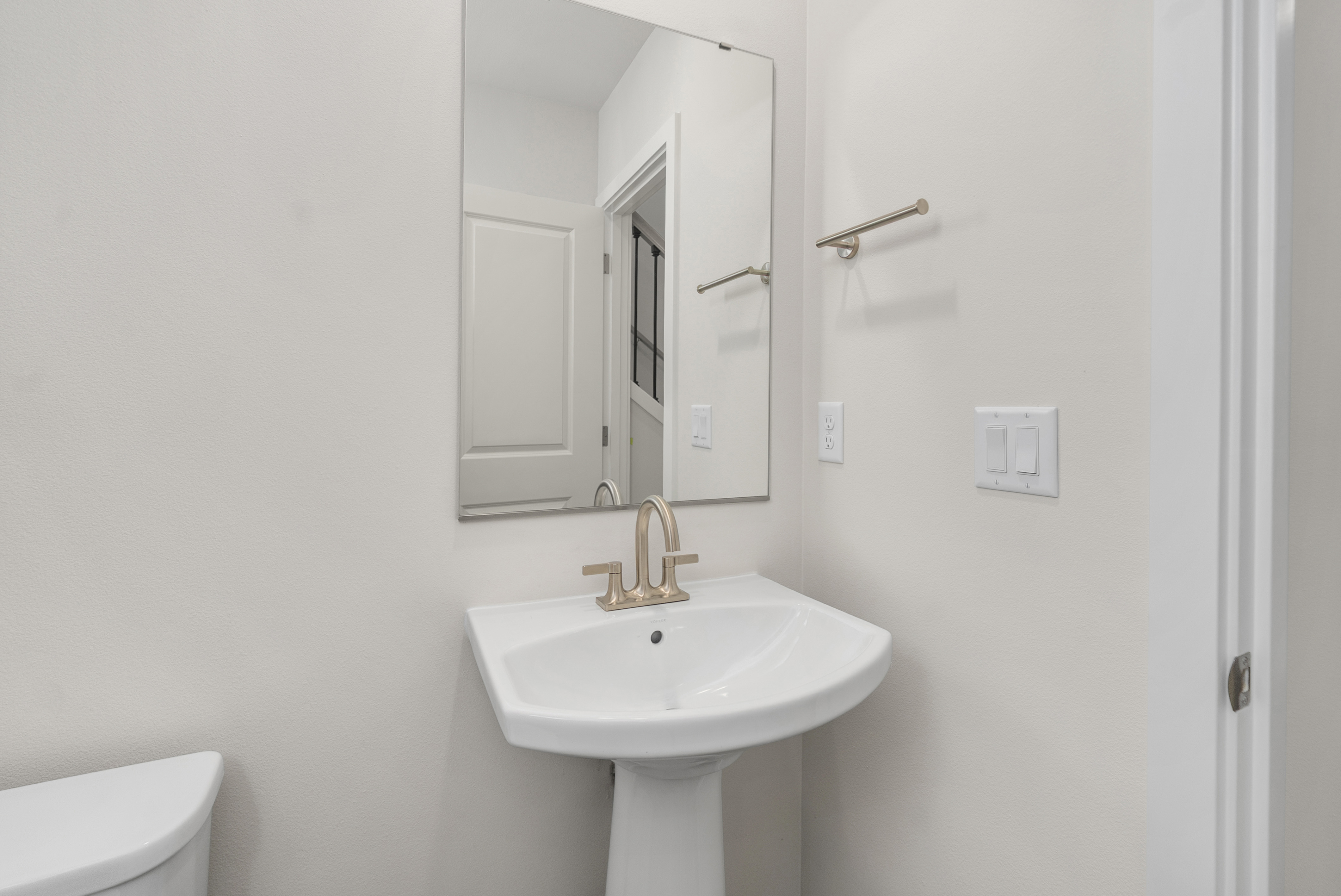 A bathroom with a sink and mirror.