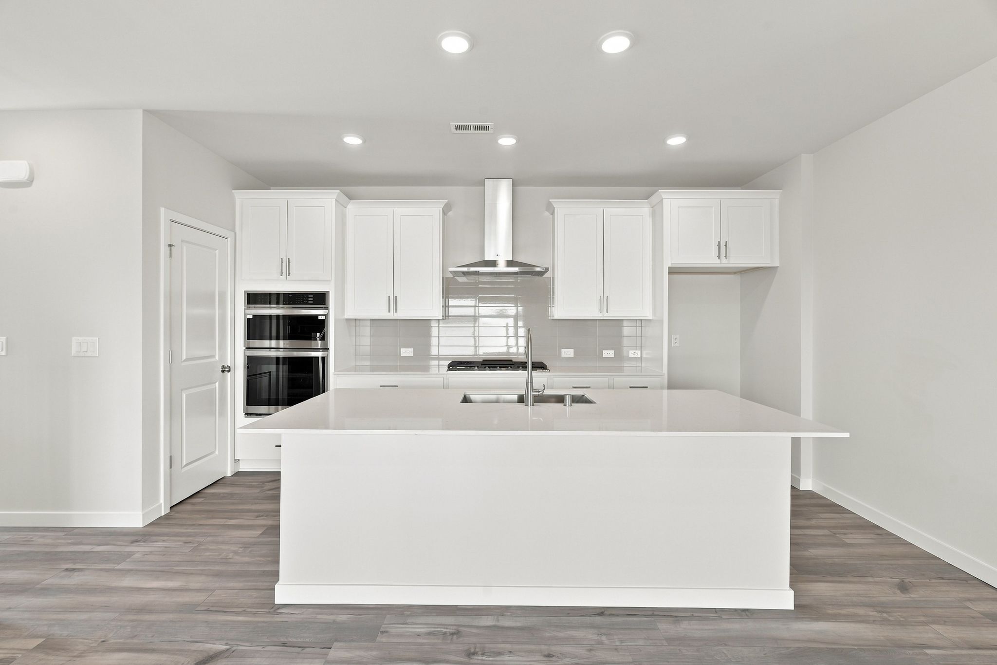 A kitchen with white cabinets.