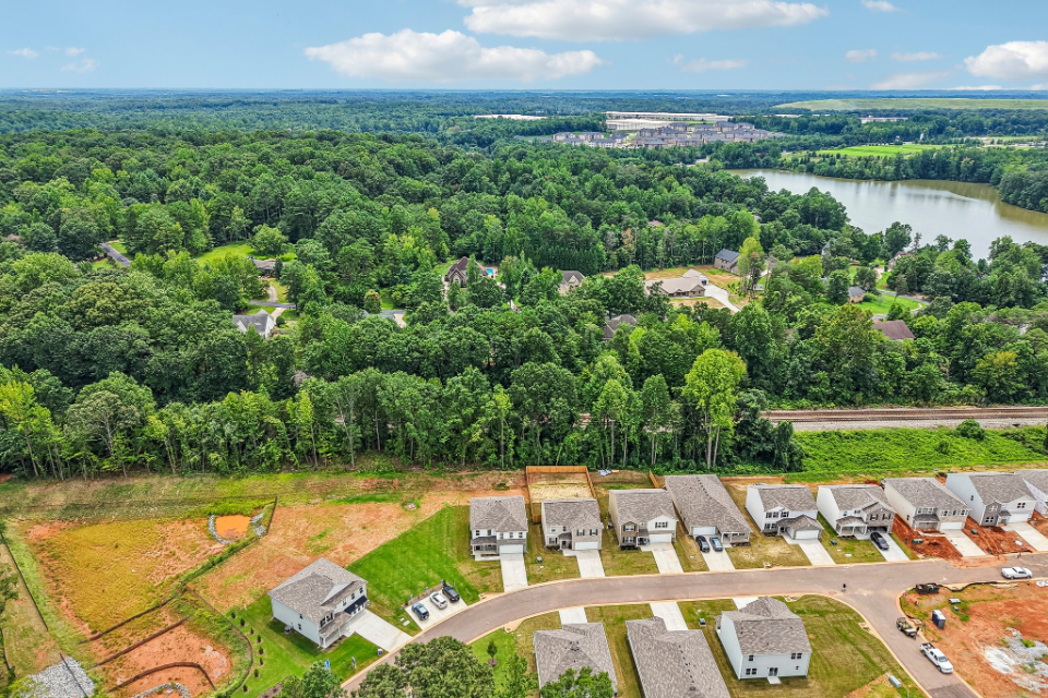 A group of houses next to a river.