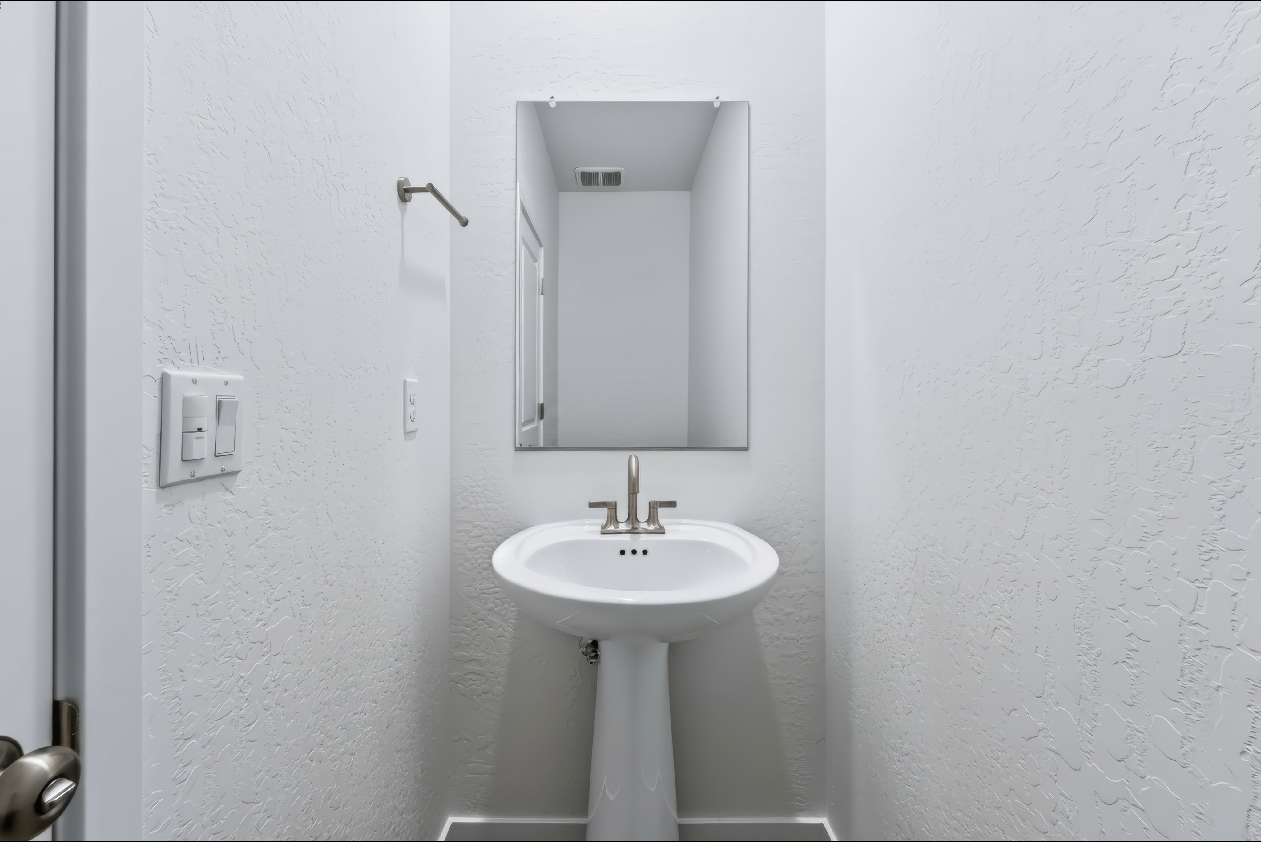A bathroom with a sink and mirror.